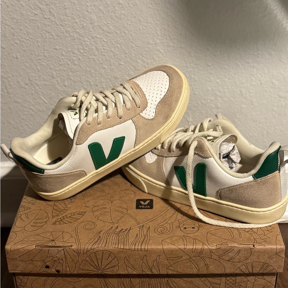 Veja Kids Sneakers in Beige, White & Green